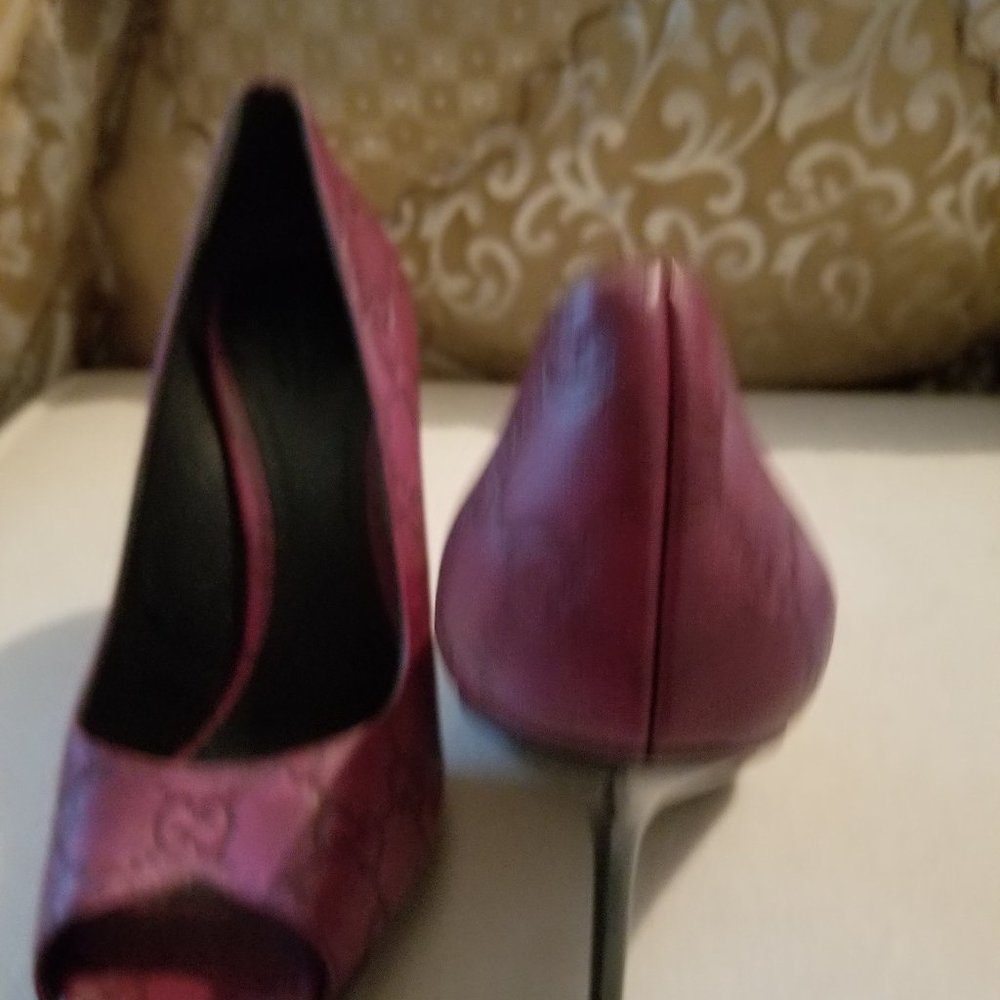 Gucci, Size 8, Magenta